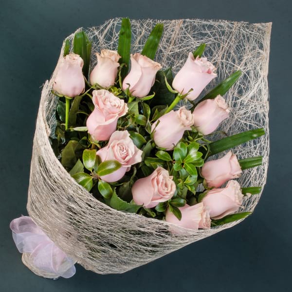 12 soft pink roses
